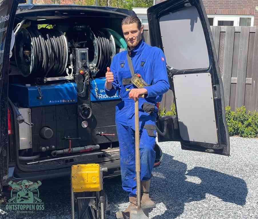 Een tevreden monteur met opgestoken duim naast de bestelbus, slim ingrijpen bespaart kosten bij een verstopte afvoer in Oss