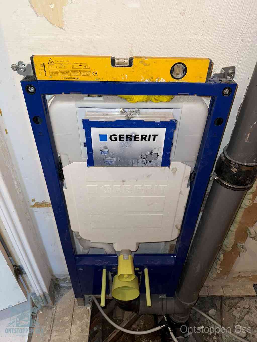 Een Geberit inbouwreservoir met frame voor een hangtoilet tegen de wand, met de afvoerbocht naar de vloer, kenmerkend voor een verstopt hangtoilet in Oss