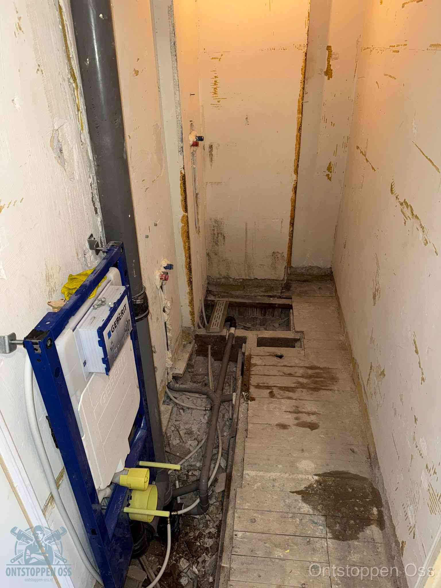 Een opgebroken toiletruimte tijdens renovatie met een Geberit inbouwreservoir en blootliggende oude afvoerleidingen, typisch voor oudere woningen in Oss